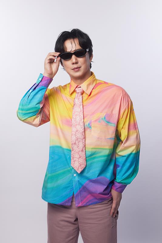 5月4日在新北市美術館戶外園區，由金曲歌王蕭煌奇與龍潭愛樂管弦樂團接力獻唱。(華納音樂提供)