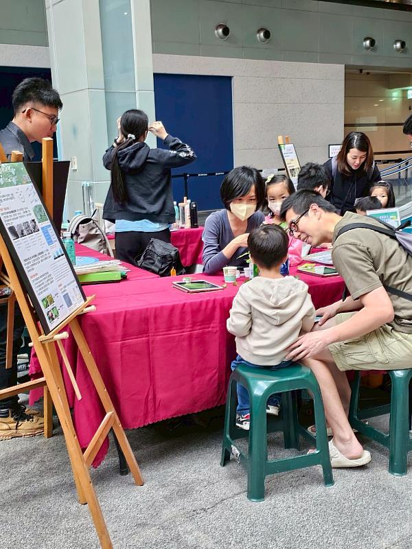 「蓮葉效應」的顯微觀察。