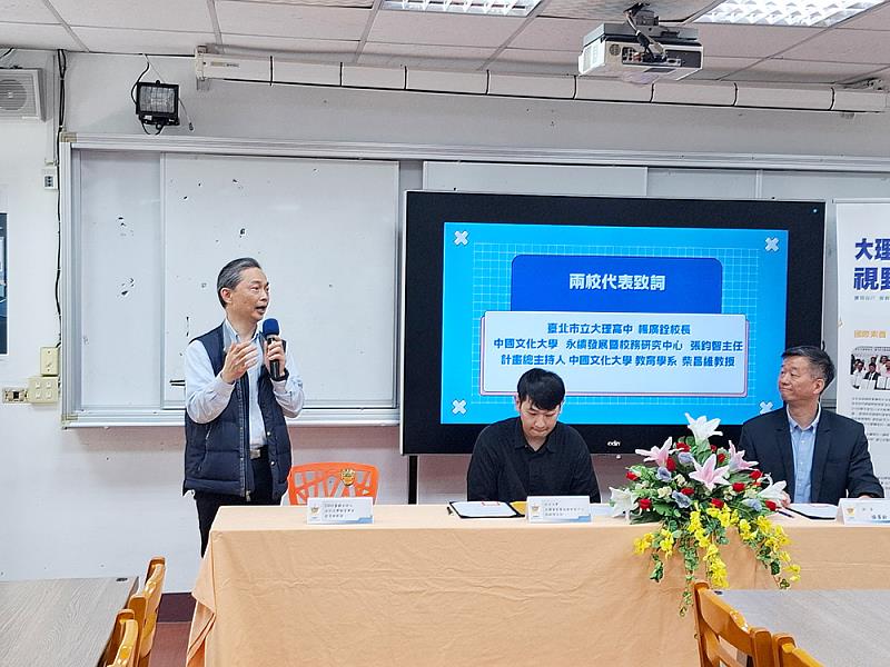 USR計畫總主持人柴昌維教授講授AI與機器人基礎知識，幫助學生認識人工智慧的生活應用。