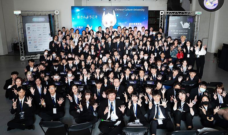 2025年資傳系畢業展吸引眾多業界人士前來參觀，學生以創意與技術展現四年來的學習成果，實力備受肯定。