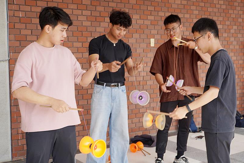校友呂和家(右一)教學員操作扯鈴