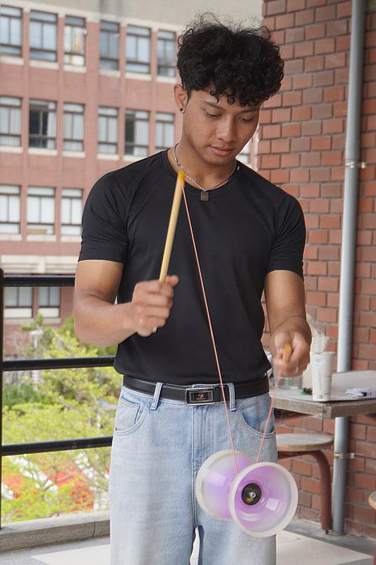 大葉大學印尼學生陳丞文體驗扯鈴