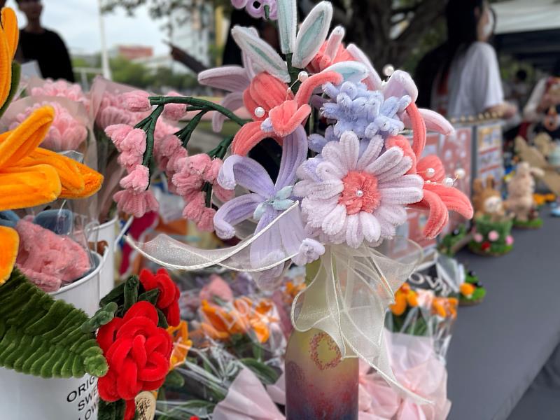 公廣系團隊協助業主販售情人節話題商品「毛根花束」