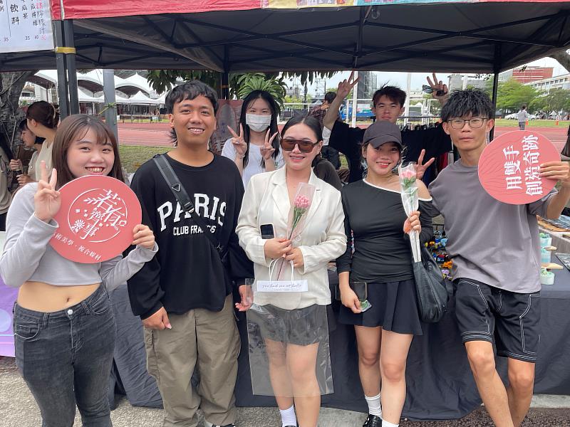 公廣系團隊與光顧學生合照