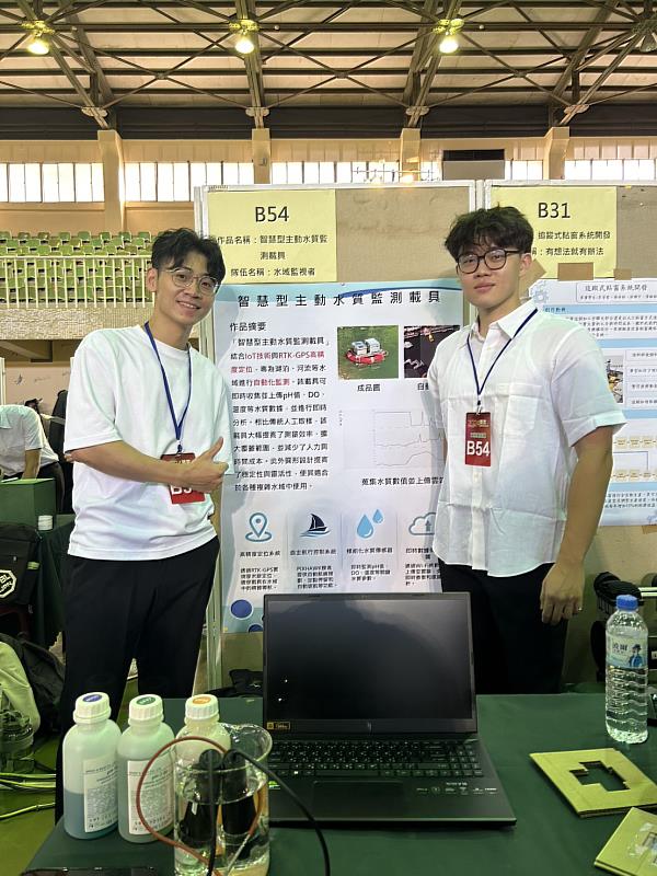 機械所蕭涵憶(左)以作品「智慧監測水上載具」榮獲2024萬潤創新創意競賽佳作