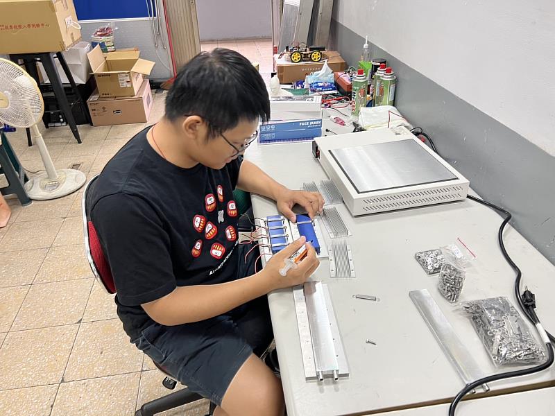 機械所鄭琮諺為研究論文〈建築物遮陽裝置熱電轉換系統〉製作實驗作品