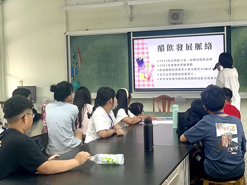「DRINK康醋」成員帶領孩童了解台灣醋飲發展脈絡