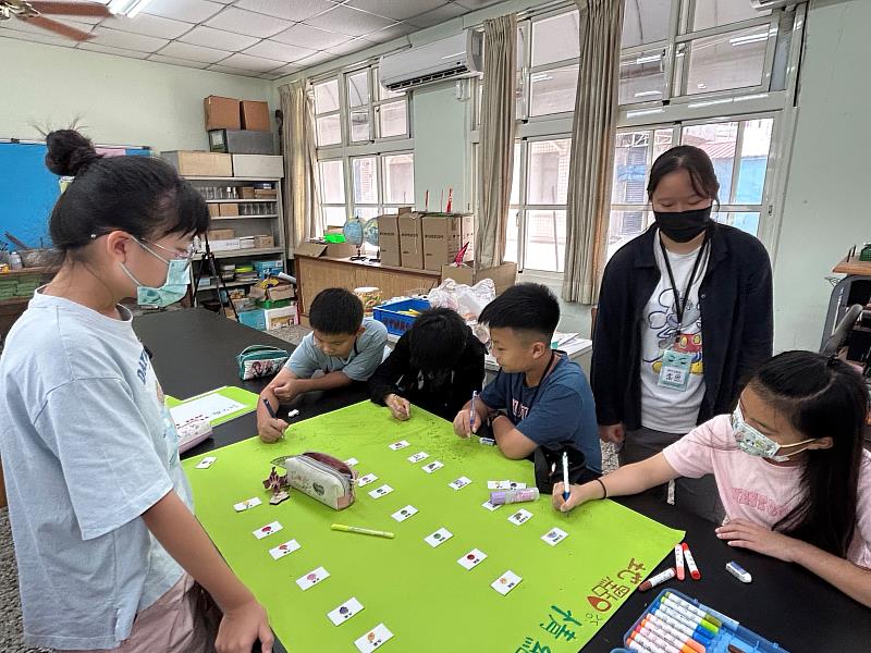 公廣系學生帶領孩童進行繪畫