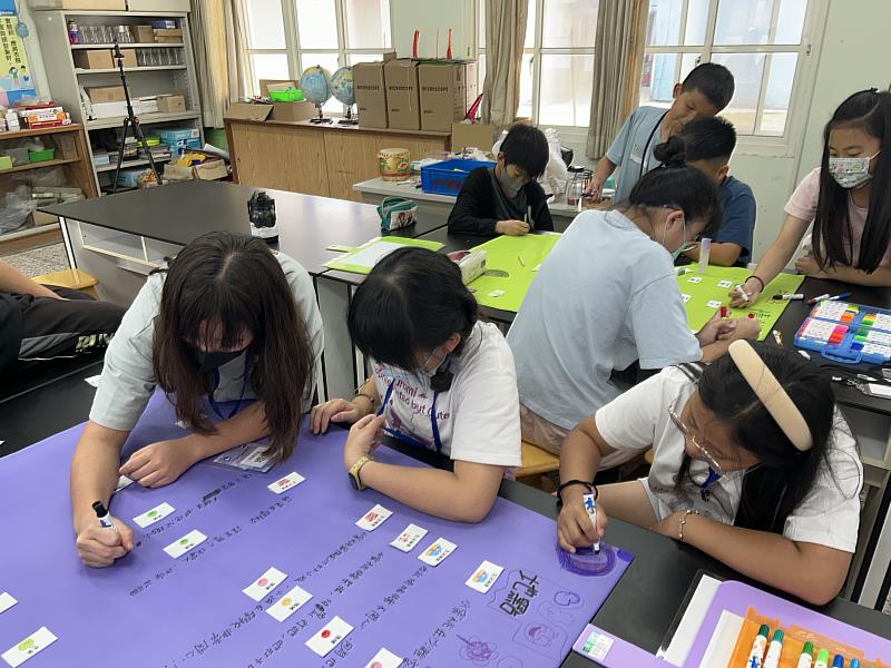 公廣系學生帶領孩童進行繪畫創作