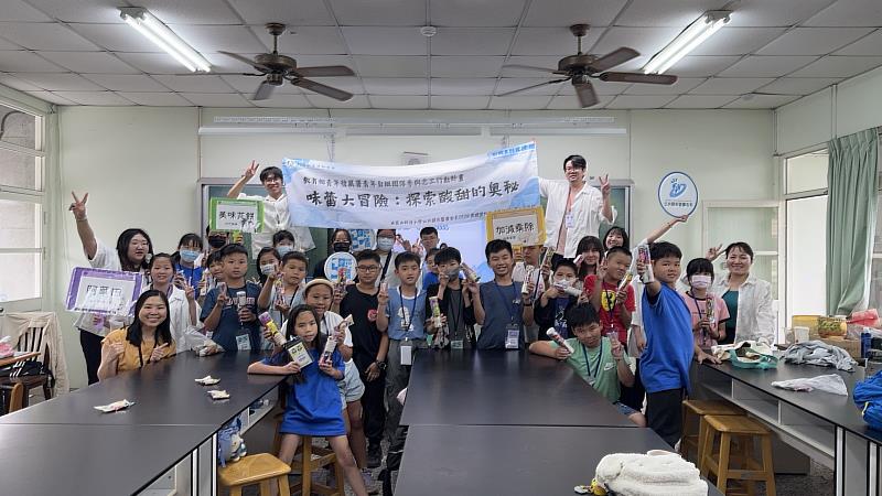 公廣系畢製團隊「DRINK康醋」至東陽國小舉辦主題營隊,全體合影