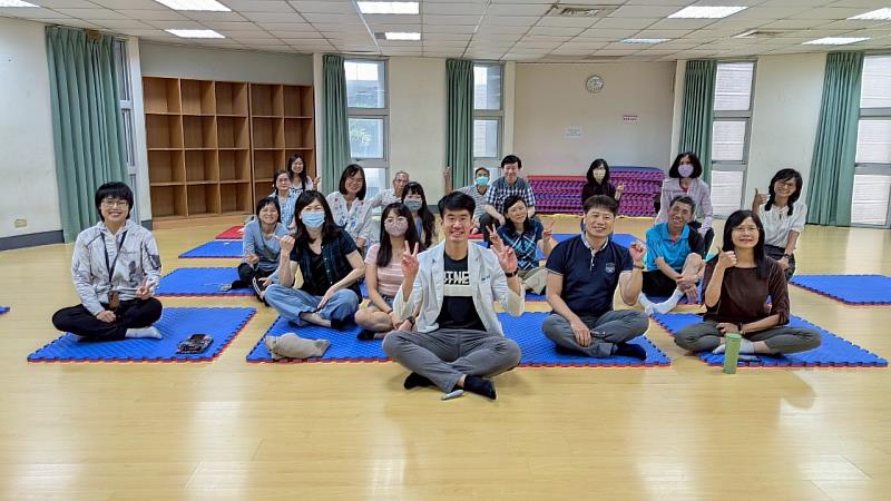 教職員與營養師陳坤志(前排中)講座合影