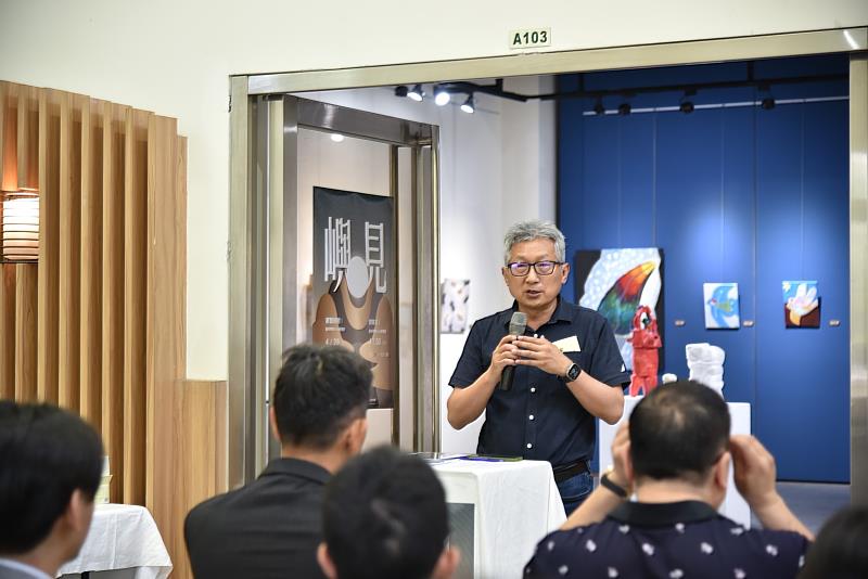 藝術與設計學系系主任湯運添表示,本次碩士班同學展覽相較在大學部時期的創作更加多元。