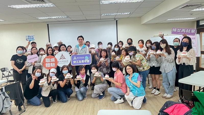 勞青處吳達偉處長到場關心婦女再就業職前準備工作坊活動學員並合影