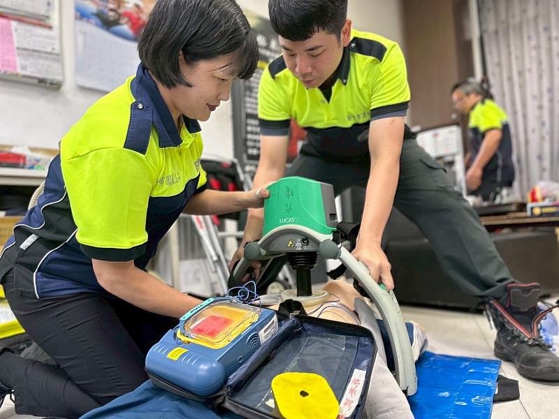 消防局中山、光復分隊同仁與鳳凰志工平時進行救護訓練，提升專業救護技能。