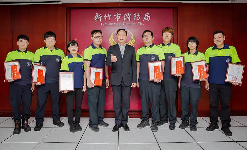 消防局李世恭局長頒發獎狀予出勤的消防及鳳凰志工同仁,感謝他們的專業且迅速的急救處置,成功挽回患者生命。