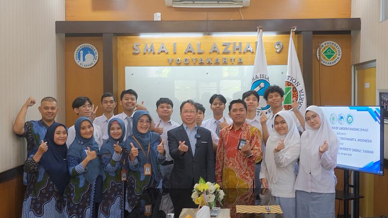 東華大學理工學院黃武元院長赴 SMA Islam Al Azhar 9 招生並宣傳理工學院與大數據班。