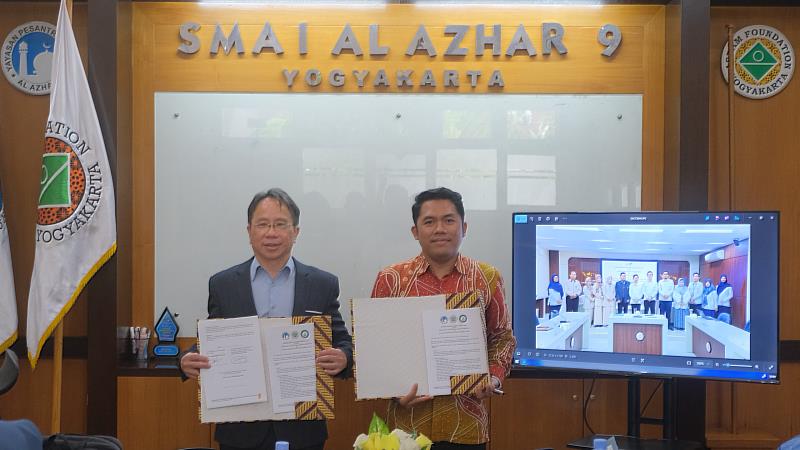 黃武元院長與 SMA Islam Al Azhar 9 校長合影。
