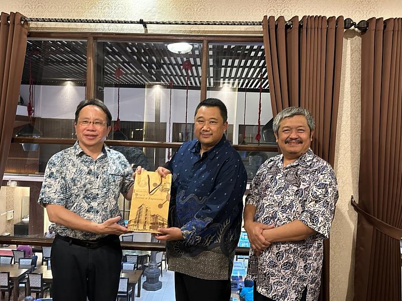 黃武元院長與國立日惹大學副校長合影。