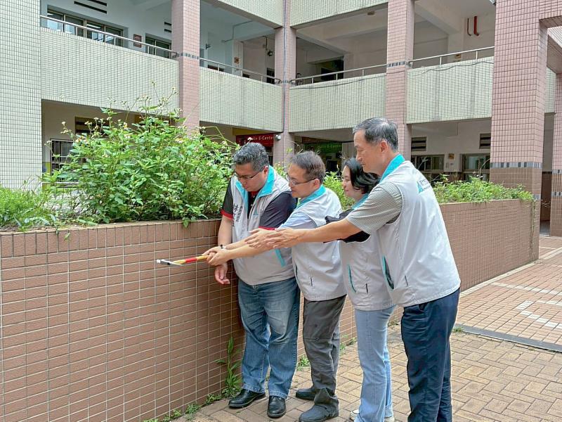 教育處長林立生、數位實驗高中校長陳彥宇、教育處副處長張品珊及虎林國中校長謝大才，共同用槌子敲打，象徵工程正式動工。