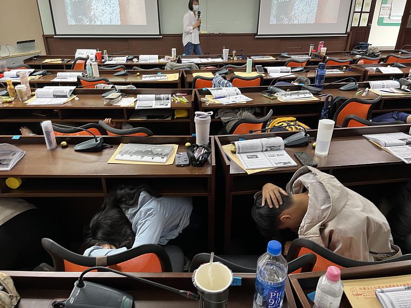 南華大學舉辦防災士訓練，學員演練地震就地掩護。