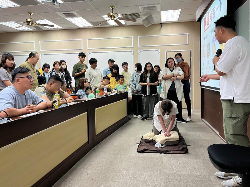 南華大學舉辦防災士訓練，學員一一實地練習CPR。