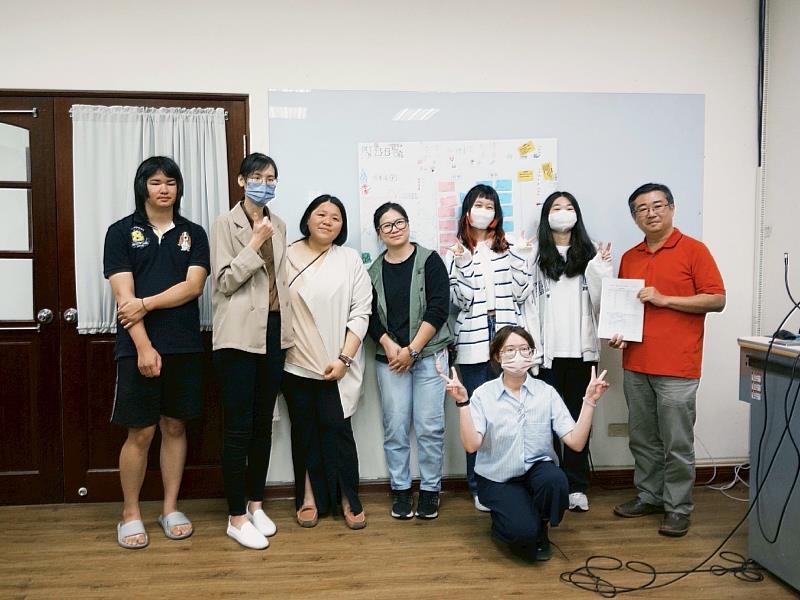 南華大學成功培訓30位教職員生，取得防災士證照，圖為師生發表避難所配置設計之成果。