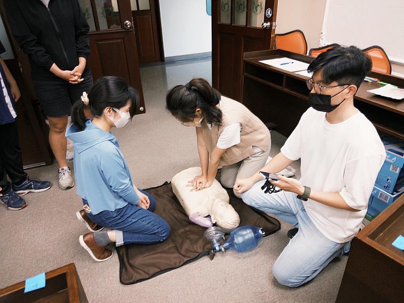 南華大學舉辦防災士訓練，學員進行CPR實作測驗。