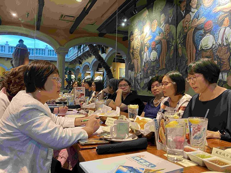 徐佳青主持僑教座談介紹「來，學華語!」教材