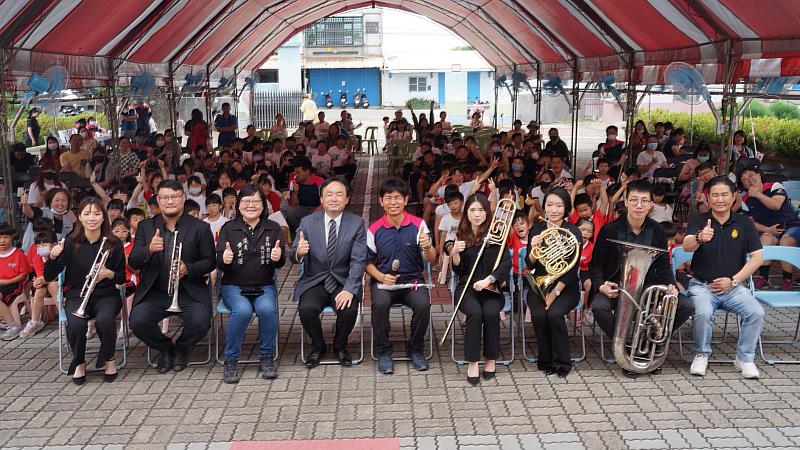 雲林縣議會議員黃美瑤(前排左三)、國立臺灣交響樂團團長歐陽慧剛(前排左四)、中溪國小校長李學人(前排左五)、校友會理事長周保谷(前排右一),與NTSO臺灣青年交響樂團團員、中溪國小全體師生於活動現場合影留念。