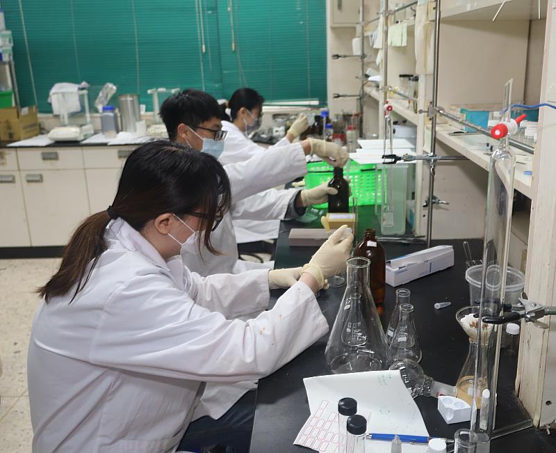 日本柴田科學及臺灣子公司英特科學捐贈之實驗器材已用於化學系實驗室，讓師生教學研究工作能迅速恢復。