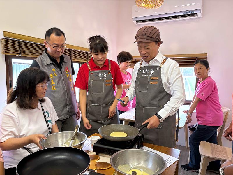返鄉青年洪苡宸創業「五歡喜」，翁章梁親勉為夢想加油