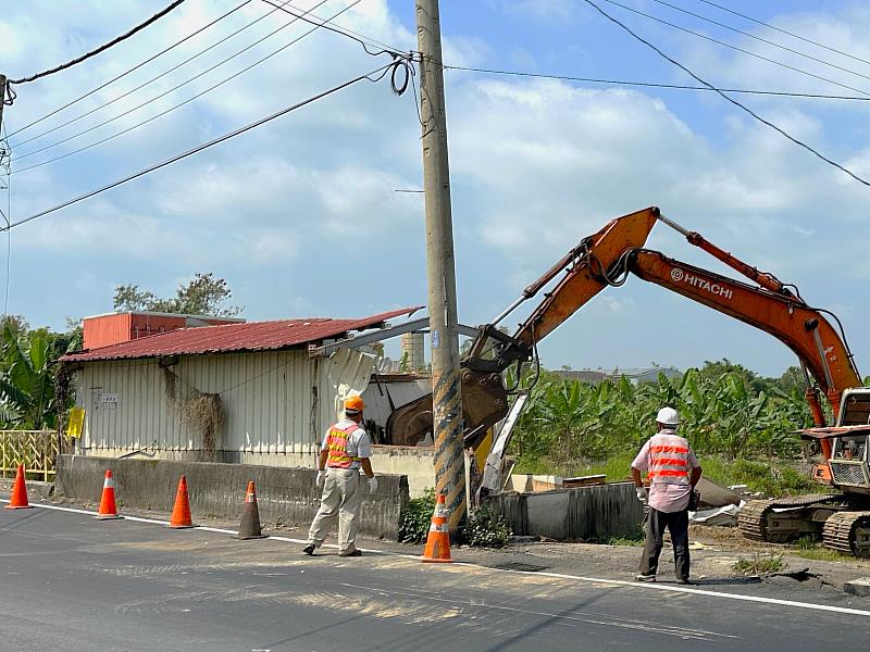 嘉義縣政府拆除嘉175縣拓寬工程違建,確保行車安全