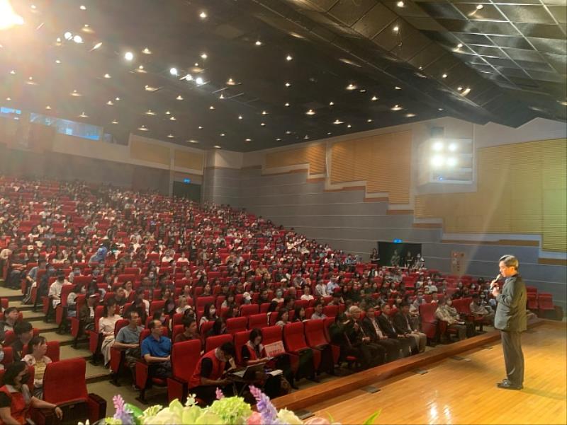 圖三、王世和副校長於臺北場代表東吳大學致辭。