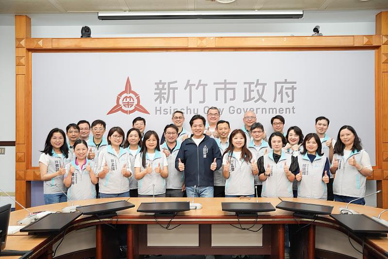竹市府舉辦「副主管永續發展暨團隊策勵營」代理市長邱臣遠與各局處副首長共同合影。