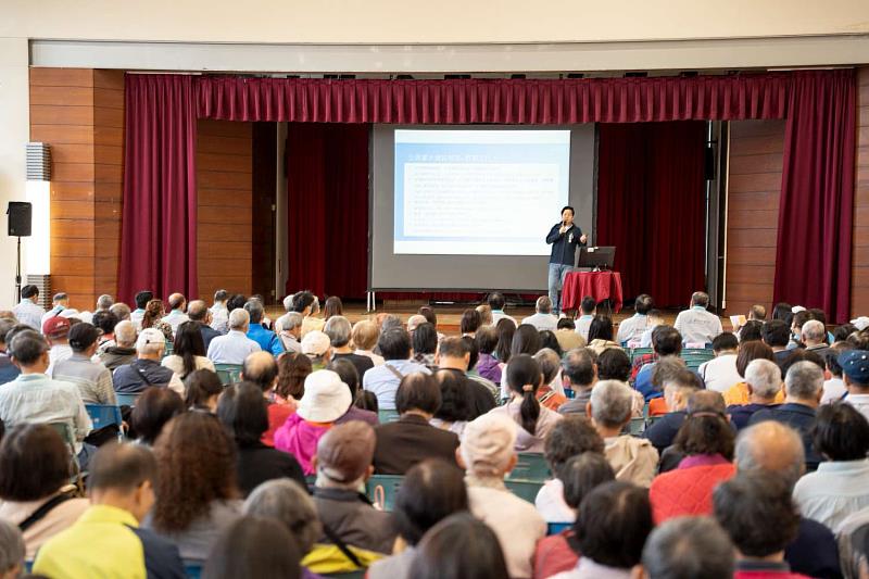邱臣遠代理市長向北區里鄰長報告施政成果。