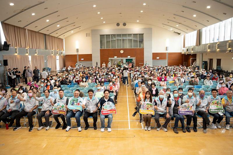 114年北區里鄰長研習，邱臣遠代理市長與里鄰長合照。