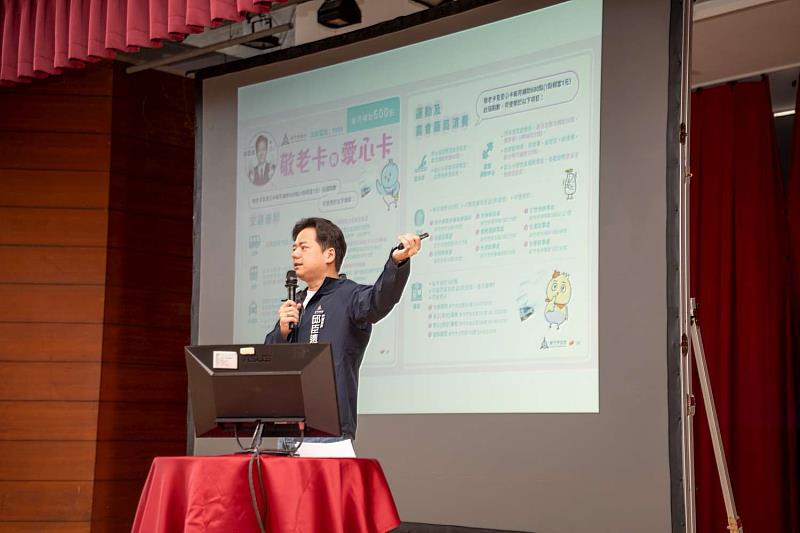邱臣遠代理市長報告施政成果。