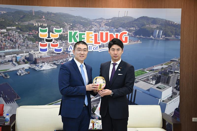 基隆市謝國樑市長與日本自民黨青年局局長中曾根康隆眾議員互贈紀念品暨合影留念。