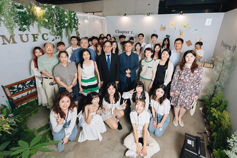 高醫大香粧品學系畢業展覽,參展同學與師長合影
