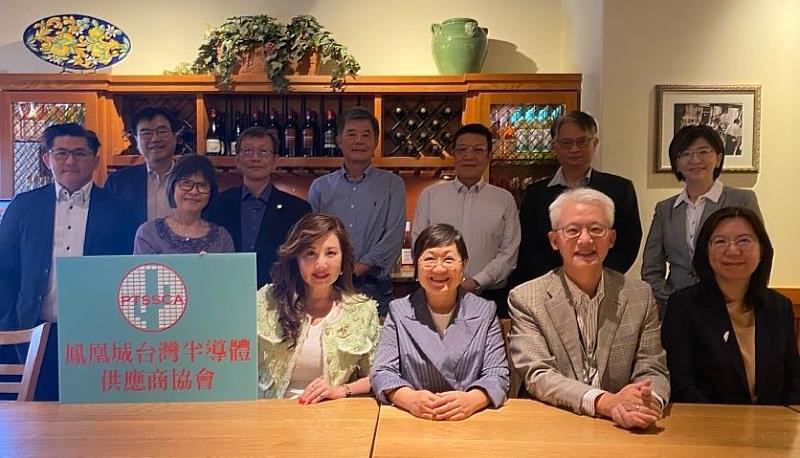 僑務委員會委員長徐佳青(前排中)與鳳凰城臺灣半導體供應商協會會員合影