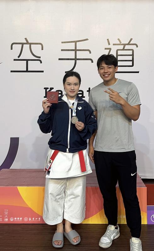 開南大學法律系吳昀軒(左)奪牌後與許哲維教練合影