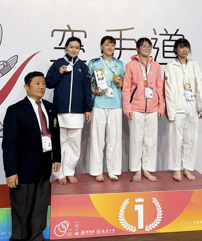 開南大學法律系吳昀軒（台上最左）奪牌後與各選手合影