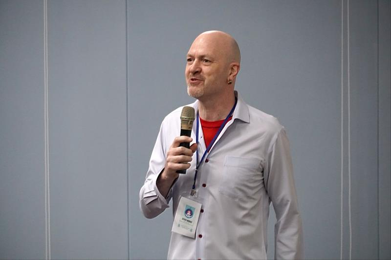圖／校方特別請英國EMI名師Steven Murray擔任會議主持人，期望能在彼此的交流下，共同提升台灣雙語教育的品質。