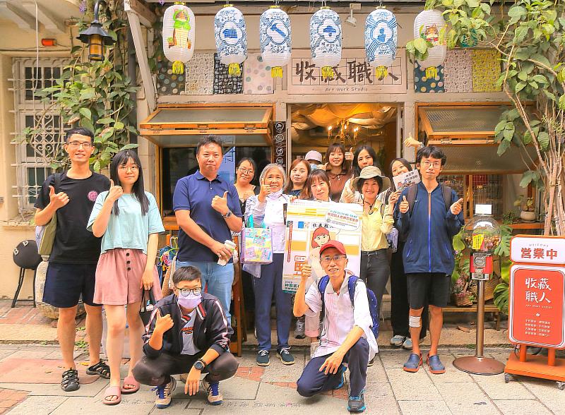 南臺科大文化底蘊USR計畫舉辦「收藏職人在神農街築夢」講座，於收藏職人店前合影。
