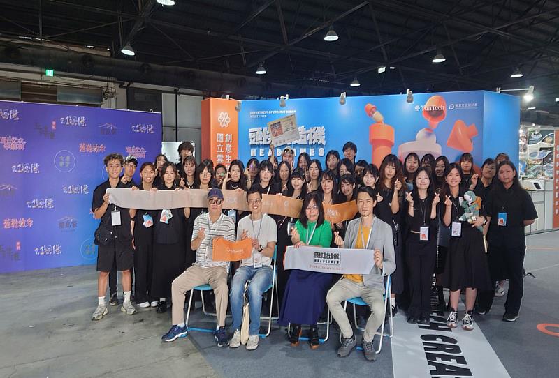 指導老師群與學生大合照