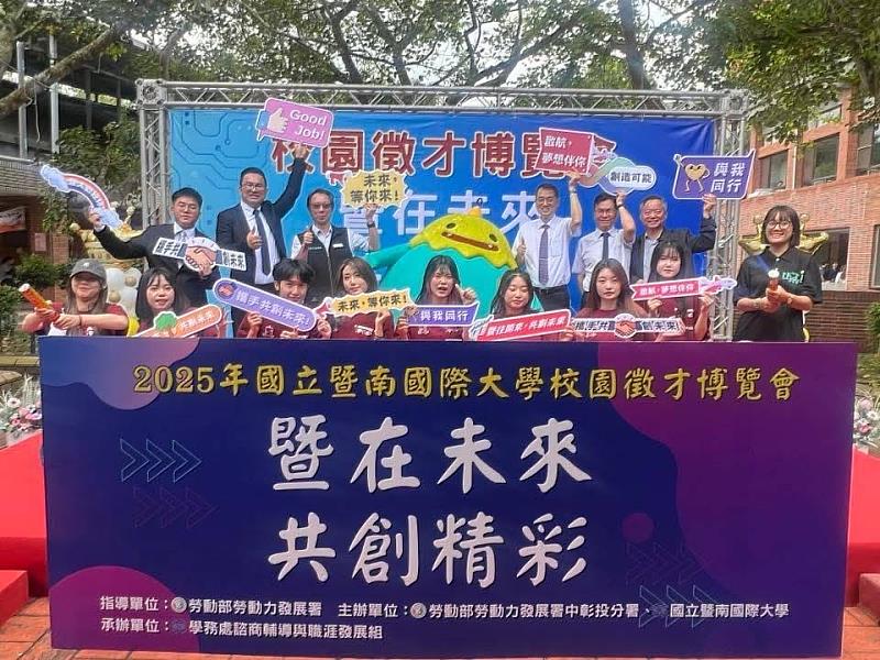 埔里在地吉祥物「噗哩」來到博覽會，與來賓、學生親切互動合影。