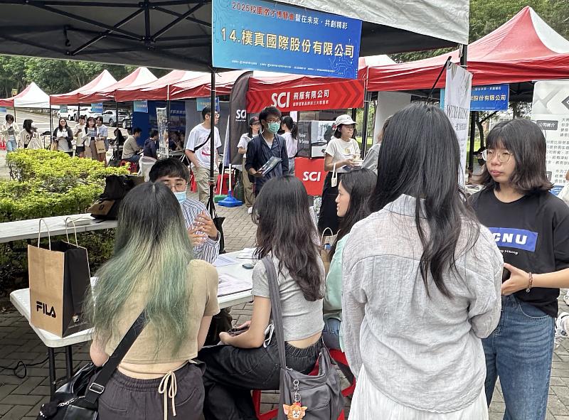 徵才攤位上同學積極詢問就業機會。