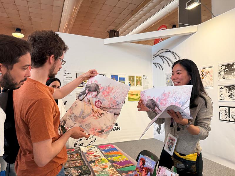 「Taiwan Comics」臺灣館現場工作人員向義國讀者熱情解說。（駐義大利代表處文化組提供）