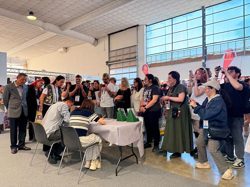 「Taiwan Comics」臺灣館開幕茶會安排2位參展漫畫家現場簽繪。（駐義大利代表處文化組提供）