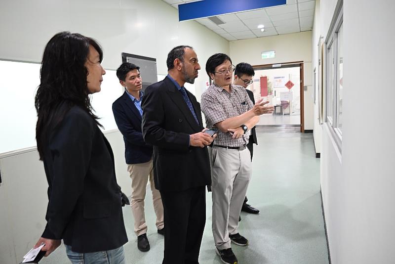 阿曼尼日瓦大學校長Dr. Ahmed K. Al-Rawahi參訪本校前瞻理工科技研究中心。